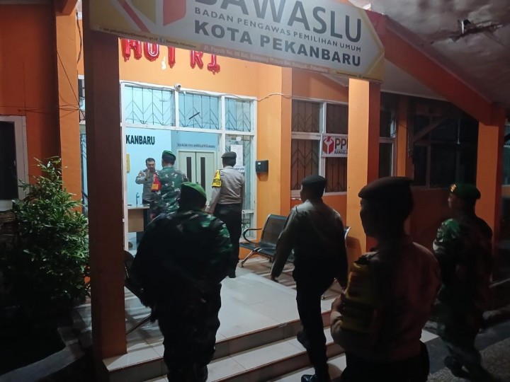 Pastikan Kantor Bawaslu Kota Pekanbaru Aman, Personil TNI - Polri Gelar Patroli