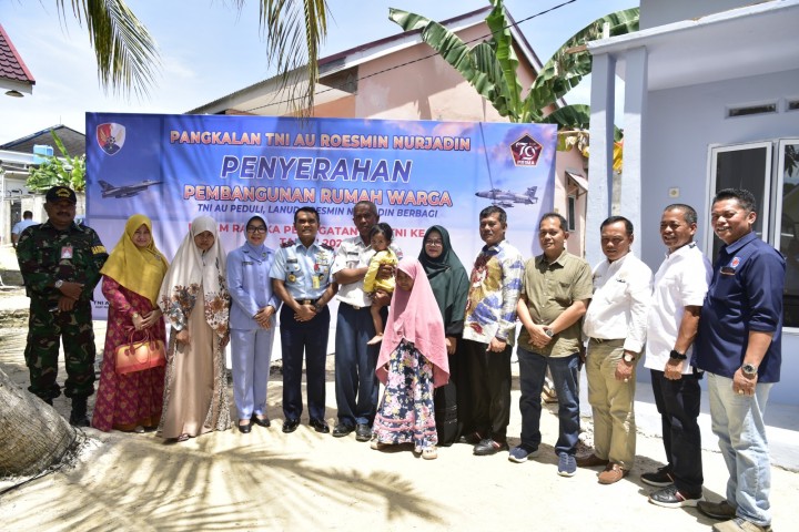 Danlanud Roesmin Nurjadin Serahkan Bantuan Pembangunan Rumah di Jalan Tengku Bey Simpang Tiga