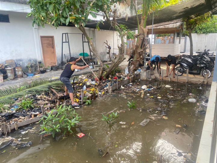 Sampah Laut Berserakan, Pos TNI AL Bengkalis Bersihkan Sampah Secara Rutin