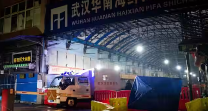 Sebuah kendaraan milik Tim Tanggap Darurat Kebersihan Wuhan melewati Pasar Grosir Makanan Laut Huanan yang ditutup di Wuhan /AFP