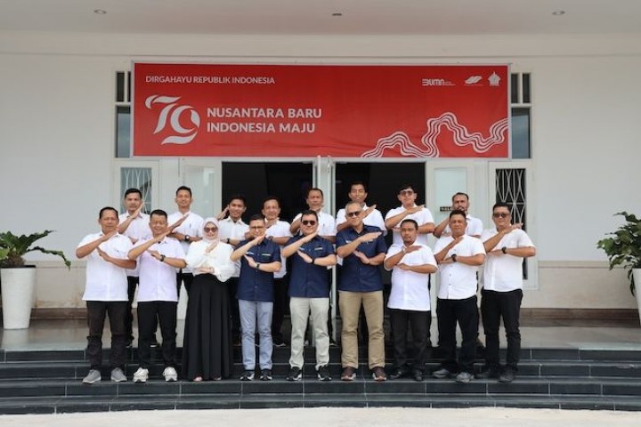 Region Head PTPN IV Regional III Rurianto berfoto bersama para karyawan pimpinan setingkat asisten yang mendapat promosi dari sebelumnya sebagai karyawan pelaksana. Turut berfoto bersama SEVP Business Support Ahmad Diponegoro dan Kepala Bagian SDM-SM Jarw