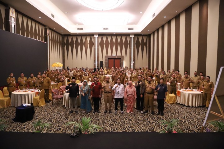 Bersama Camat Dan Lurah Se Kota Pekanbaru, Bawaslu Taja Rapat Koordinasi serta Pembacaan Ikrar Netralitas