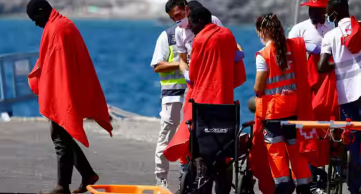 Kapal migran terbalik di lepas pantai kepulauan Canary Spanyol /Reuters