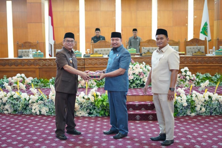 PJ Bupati Siak Serahkan Nota Keuangan RAPBD-P Tahun 2024 ke DPRD Siak