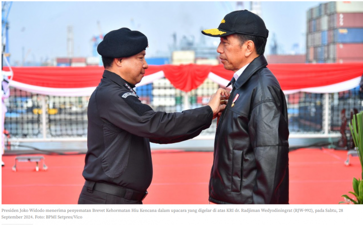 Makna Brevet Kehormatan Hiu Kencana dari TNI AL untuk Jokowi. (screenshot presidenri.go.id)