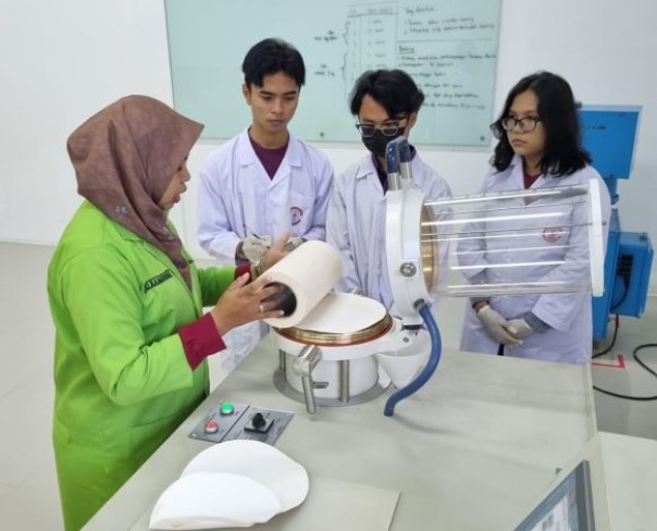 Pranata Laboratorium Pendidikan TPK Unri Suci Ramadhana, A.Md, menggunakan Handsheet Former, bantuan dari RAPP saat praktikum dengan mahasiswa TPK Unri.