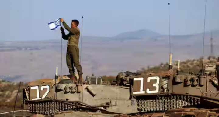 Seorang tentara memasang bendera Israel di sebuah tank selama latihan militer di dekat perbatasan Israel dengan Lebanon di Israel utara, 26 Oktober 2023 /Reuters