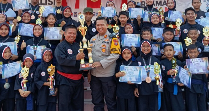 Juara I Silat Seni, Kapolsek Bengkalis Berikan Apresiasi kepada Rezeki Aulia Syafira