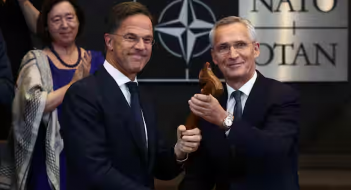 Kepala NATO baru Mark Rutte (kiri) dengan kepala Jens Stoltenberg (kanan) pada pertemuan Dewan Atlantik Utara, di markas besar Aliansi di Brussels pada 1 Oktober 2024 /Reuters