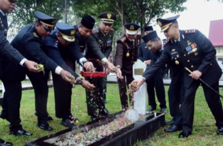 Bupati Ikut Tabur Bunga di Makam Pahlawan Bersama Dandim 0303 Bengkalis