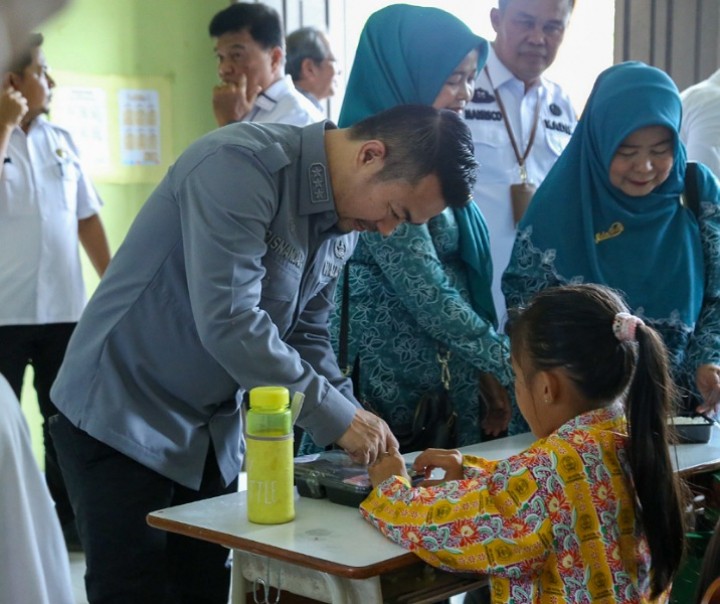 Tak Hanya Gibran, Pemko Pekanbaru Simulasi Program Makan Siang Gratis di Sekolah Perbatasan Siak. (Surya/Riau1.com)