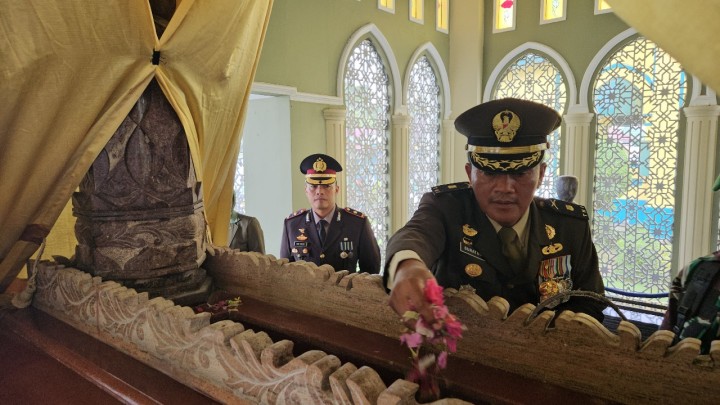 Kodim 0322/Siak Gelar Ziarah dan Tabur Bunga Peringati HUT TNI ke-79 di Makam Sultan Syarif Kasim II