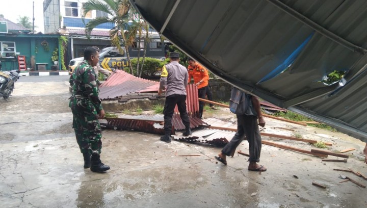 Angin Puting Beliung Porak Porandakan Atap Rumah dan Sekolah di Bengkalis