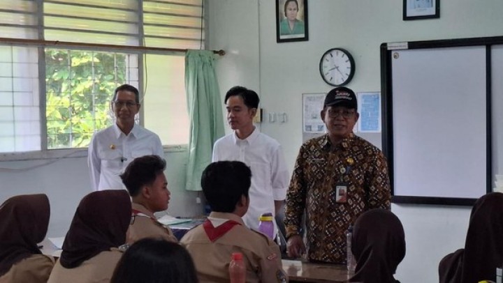 Ada Gibran, Heru Budi Uji Coba Makan Bergizi Gratis di SMAN 70 Jakarta. (tangkapan latar detikCom)