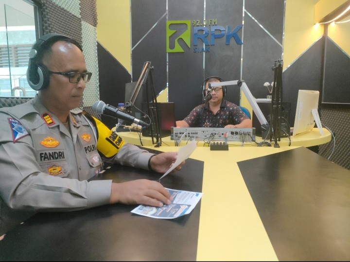 Kasatlantas Polres Siak Sosialisasikan Keselamatan Lalu Lintas Jepang Pemilu Melalui Saluran Radio 