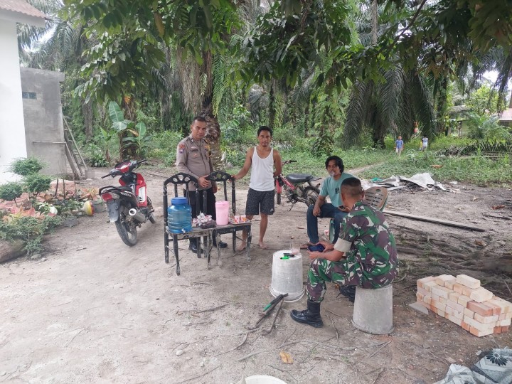 Bhabinkamtibmas dan Babinsa Kampung Sei Gondang, Bersinergi  Lalukan Cooling Sistem Pilkada