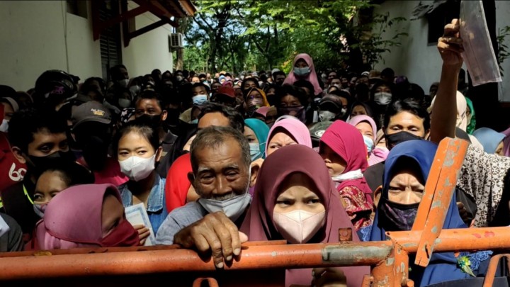 Cara Lama Cagub Raih Simpati Rakyat: Bagi-bagi Bansos