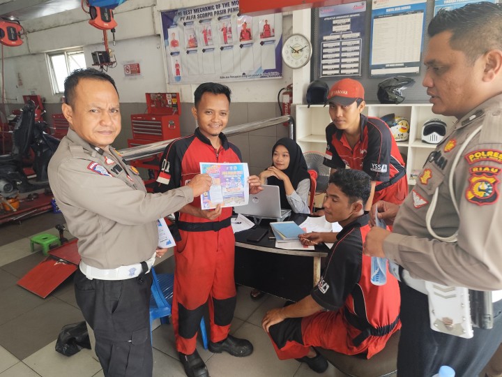 Sambangi Dealer Yamaha Rohul, Satlantas Polres Rokan Hulu Sosialisasikan Program Riau adalah KITA Sekaligus Cooling System Pilkada 2024 Damai