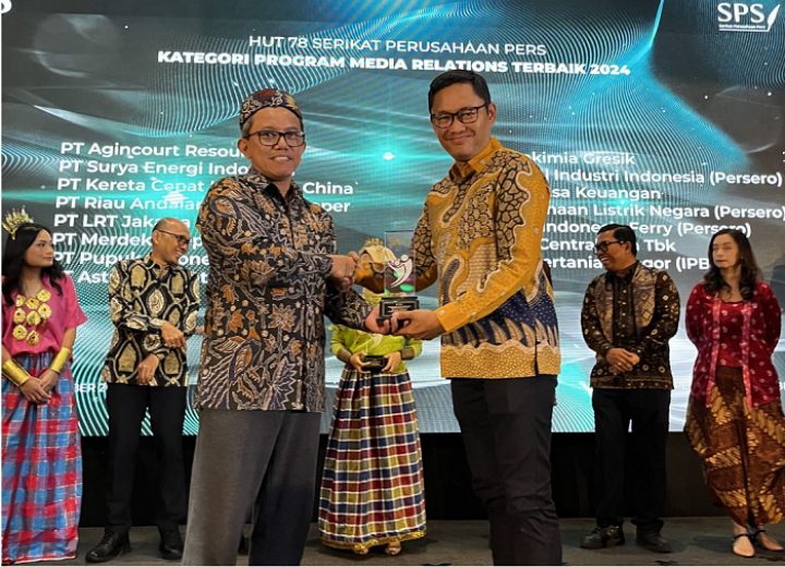 Head of Corporate Communication RAPP Aji Wihardandi saat menerima MRA Award 2024 pada puncak HUT SPS ke-78 di Hotel Savoy Homann, Bandung, Jawa Barat, Jumat (20/9/2024).