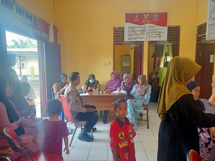 Bhabinkamtibmas Kampung Bunsur Polsek Sungai Apit Rutin Sambang Warga untuk Cooling System Pilkada 2024