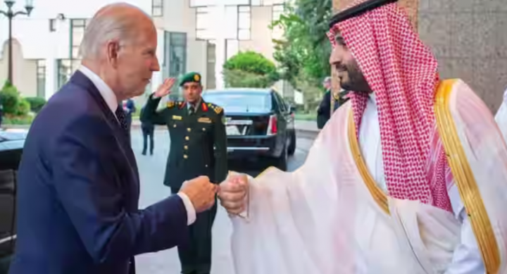 Presiden AS Joe Biden (kiri) dan Putra Mahkota Saudi Mohammed bin Salman (kanan) /AP