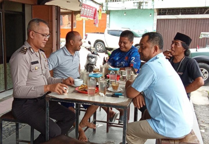 Sambangi warga, Kanit Binmas Polsek Kandis Gelar Cooling System Kampanyekan Pilkada Damai