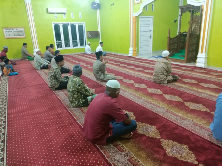 Polsek Lubuk Dalam Laksanakan Sholat Subuh Berjamaah Bersama Masyarakat dalam Rangka Cooling System Pemilu 2024