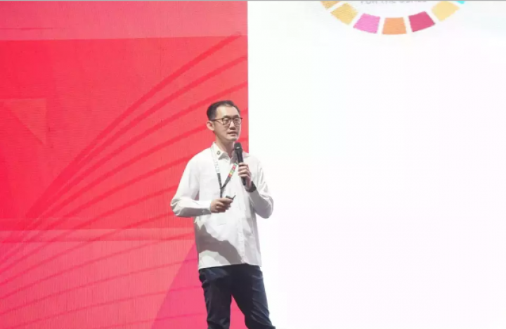 Michael Susanto, Kepala Pengembangan Kepemimpinan & Beasiswa di Tanoto Foundation, saat berbicara di Konferensi Tahunan SDGs 2024 (SAC 2024) di Jakarta, Senin, 7 Oktober 2024. (Tanoto Foundation)