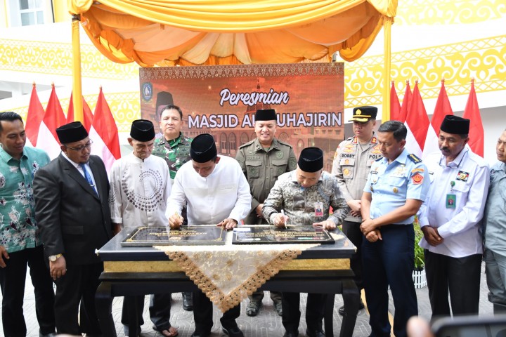  Gubernur Provinsi Kepulauan Riau, Ansar Ahmad bersama Direktur Operasional BRK Syariah, Said Syamsuri menandatangani batu prasasti tanda diresmikannya Masjid Al Muhajirin