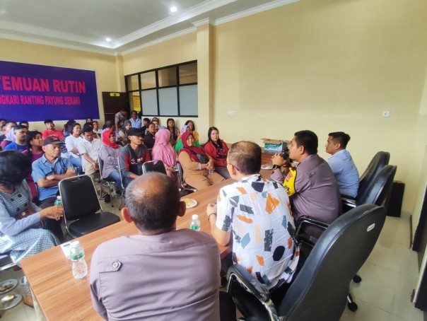 Polsek Payung Sekaki Ajak Pemilik Warung dan Kafe Wujudkan Pilkada Damai 2024