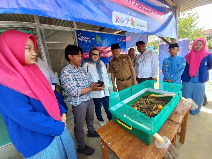 Group Head XL Axiata West Region, Desy Sari Dewi (baju putih ditengah), Camat Gunung Sugih, Sudahono (keempat dari kanan), dan Pengasuh Pondok Pesantren Salafiyah Darussa’adah, KH. Hisyamudin (ketiga dari kanan) saat meresmikan solusi digital berbasis Internet of Things (IoT) untuk budidaya maggot d