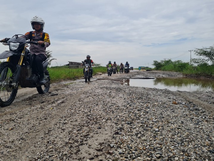 Susuri Sungai di Jurong, Kapolsek Bonai Darrusalam bersama Danramil Sampaikan Pesan Damai Pilkada 2024 Kab. Rohul