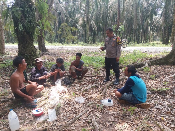 Cooling System Bhabinkamtibmas Polsek Kandis Sambangi Warga binaannya hingga ke kebun Warga