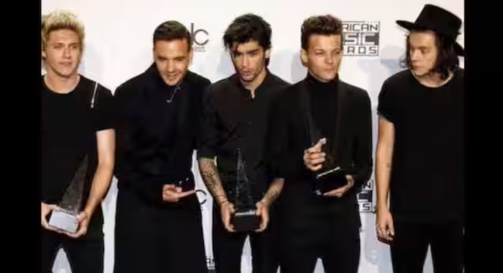 Gambar semua anggota band One Direction di acara penghargaan /X