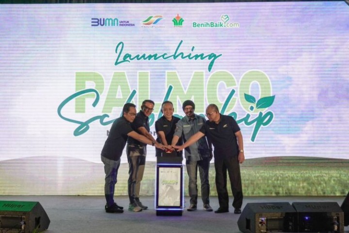 Dirut PalmCo Jatmiko Santosa bersama Direktur Hubungan Kelembagaan PalmCo Irwan Perangin-angin, Founder BenihBaik.com Andy F Noya, Region Head Regional I Ahmad Gusmar Harahap dan RH Regional II Sudarma Bhakti Lessan menekan tombol peluncuran PalmCo Scolarship Program.