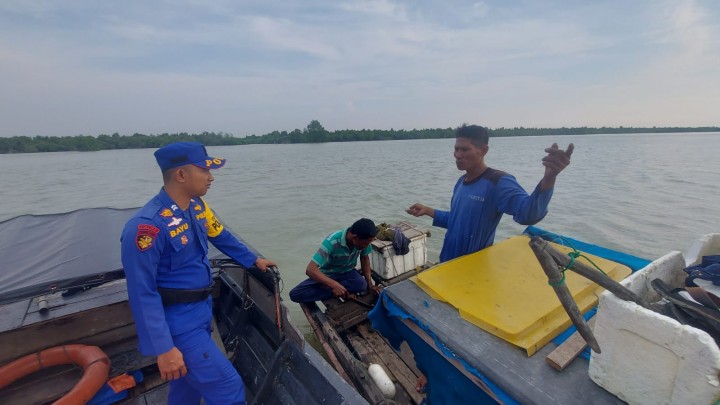 Patroli Sat Polairud  Sambangi Nelayan di Rupat Utara