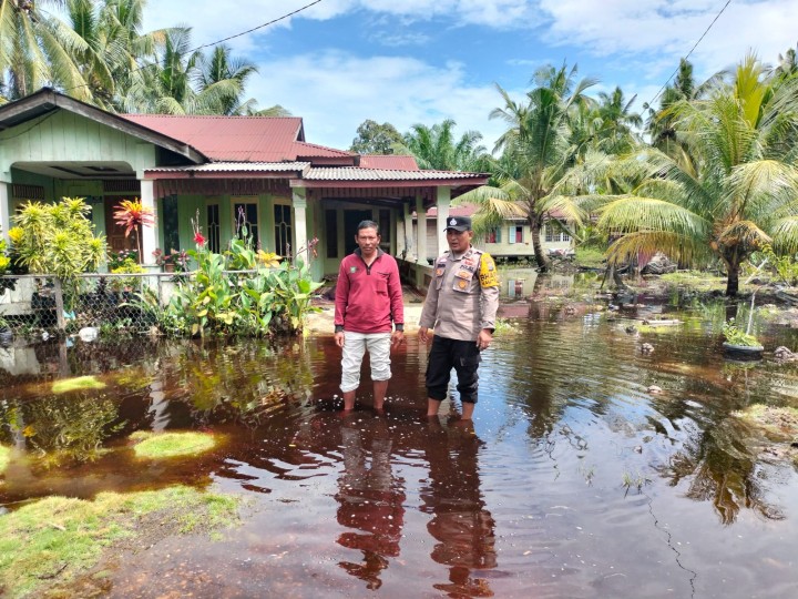 Polisi Pantau Banjir Rab dan Sampaikan Pesan Damai Pilkada terhadap Warga Sukajadi