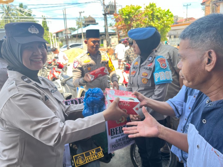 Jumat Berkah Polres Rohul Bagikan Ratusan Nasi Sambil Sampaikan Pesan Damai Pilkada 2024