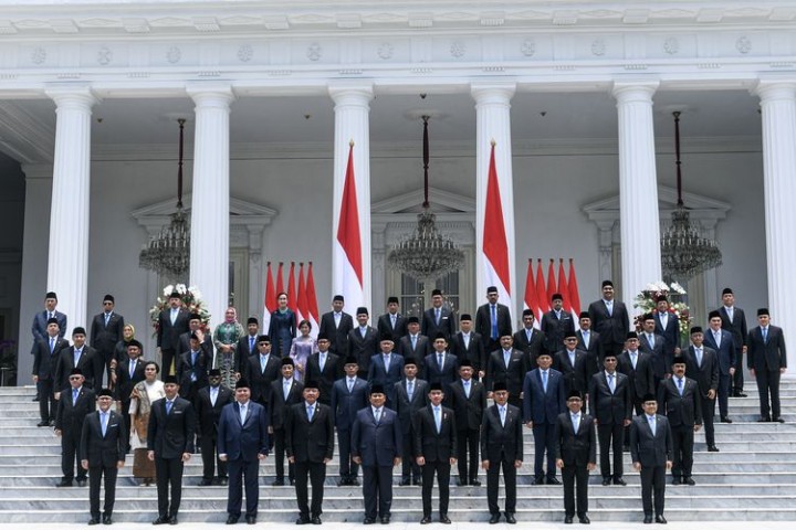 Presiden RI Prabowo Subianto dan menteri. Sumber: kompas.com