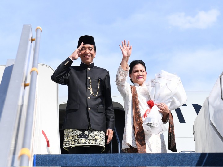 Jokowi Naiki Pesawat TNI AU di Halim Perdana Kusuma diantarkan Pulang ke Solo, usai lengser. 