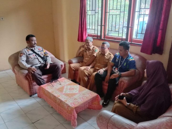 Door to Door System Cara Bhabinkamtibmas Polsek Sungai apit Sampaikan Pesan Pemilu 2024 Damai