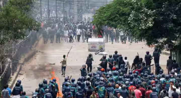 Ratusan pengunjuk rasa di luar gedung presiden Bangladesh /net