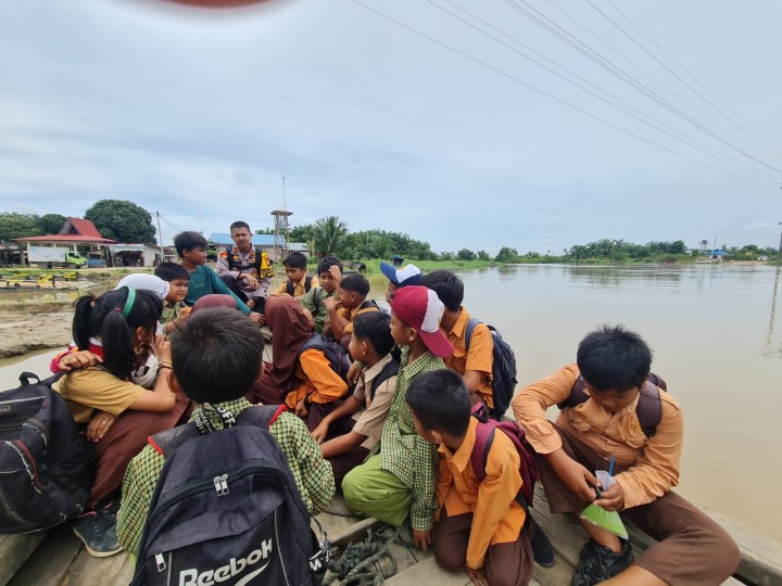 Saat Coolling System, Kapolsek Bonai Darussalam, Edukasi Pelajar Supaya Selamat Menggunakan Transportasi Air