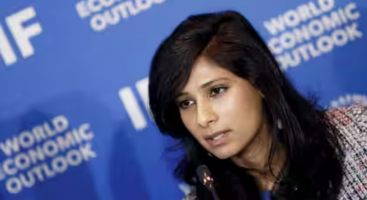 Gita Gopinath, Konselor Ekonomi dan Direktur Departemen Riset di Dana Moneter Internasional (IMF) berbicara selama konferensi pers di Santiago, Chili /Reuters