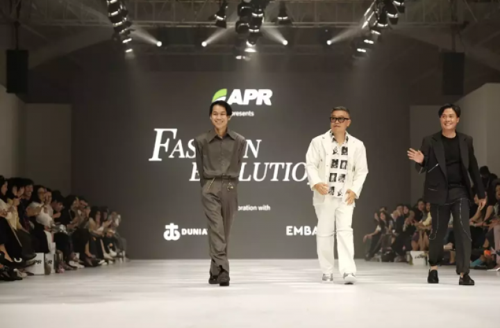 Asia Pacific Rayon (APR), DuniaTex, dan EMBA Group telah bermitra dengan desainer Danjyo Hiyoji dan Tities Saputra untuk Jakarta Fashion Week 2025