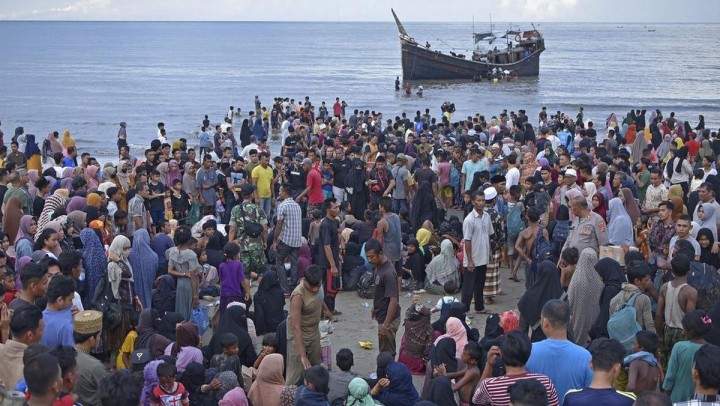 Ratusan Warga Deli Serdang Tolak Keberadaan 152 Imigran Rohingya di Pantai Labu 