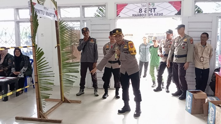 Kapolsek Gelar Simulasi TPS: Upaya Optimalisasi Keamanan Pilkada Tahun 2024