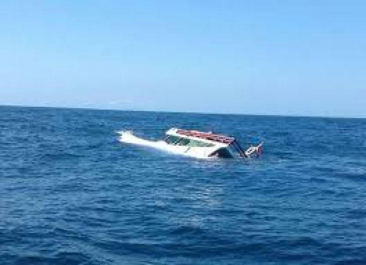 Kapal yang Bawa Tim KPK Bertugas Terbalik di Tengah Laut Kawasan Jembrana. 