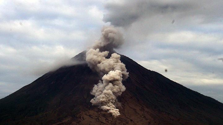 Gunung Semeru 9 Kali Meletus Semburkan Abu Vulkanik Setinggi 600 meter, BMKG Minta Warga Jauhi Area Ini...