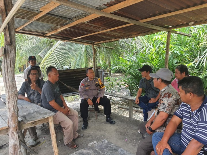 Polsek Pinggir Laksanakan Giat Jumat Curhat Bersama Warga Desa Semunai